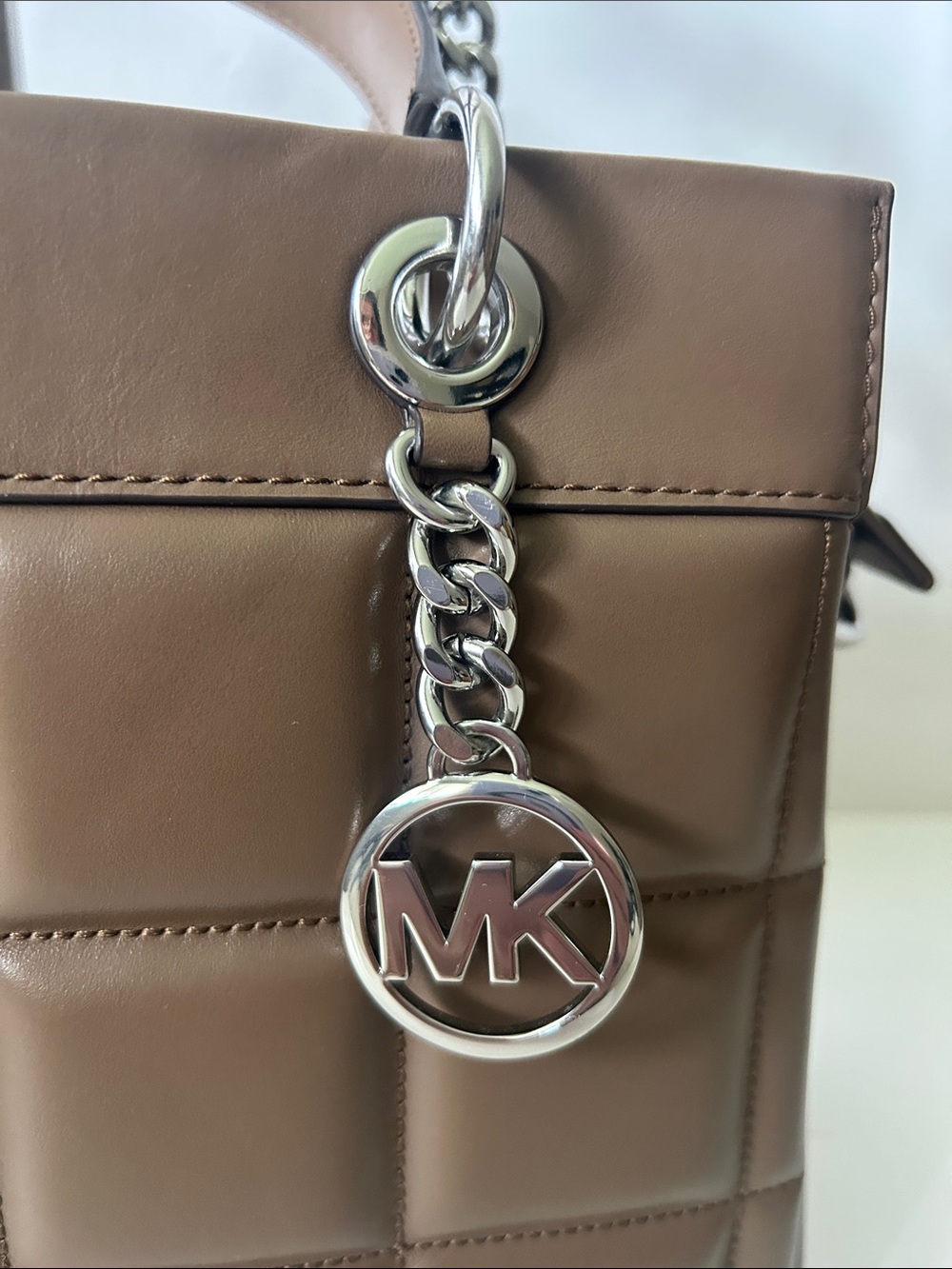 Michael Kors Susan Medium Quilted Leather Tote/Crossbody in the color Driftwood. - Picture 3 of 16